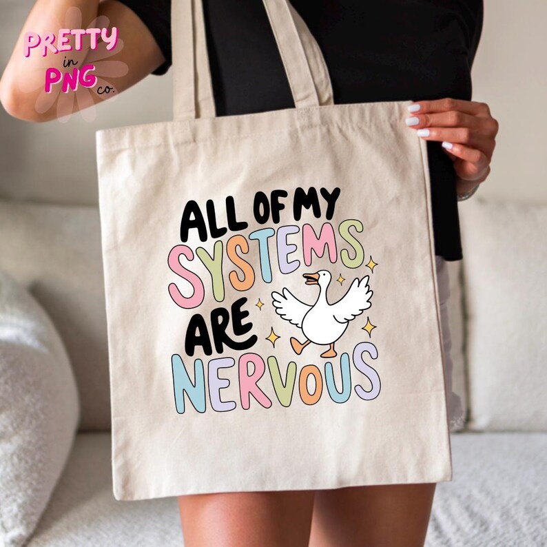 Puede incluir: Una bolsa de tela blanca con un gr&aacute;fico colorido que dice "All of my systems are nervous" y presenta un ganso de dibujos animados.