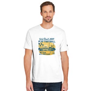 UCLA Bruins 'Wir spielen in einem Postkarten-T-Shirt' - UCLA Game Day Under Armour T-Shirt - College Football Geschenk - Klein bis 2XL - 3 Farben
