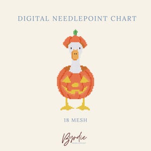 Könnte beinhalten: Eine digitale Stickvorlage mit einer verpixelten weißen Gans, die ein orangefarbenes Kürbiskostüm mit einem grünen Stiel auf dem Kopf trägt. Das Design enthält den Text "DIGITAL NEEDLEPOINT CHART", "18 MESH" und den Markennamen "Byrdie NEEDLEPOINT".