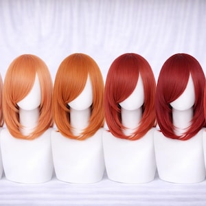 Cosplayperuk Röd, Herrperuk, scenperuk, emoperuk, dragperuk, animeperuk, röd peruk, kostymperuk, popovyperuk, gotiskt cosplayhår, hästsvansperuk