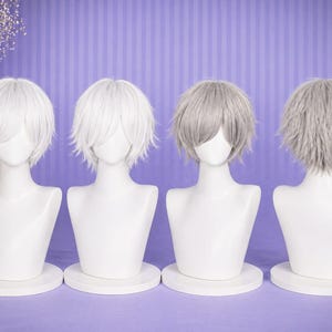 May include: Four wigs displayed on white mannequin heads. The wigs are short, with varying styles and colors, including white and gray. The mannequins are on white circular bases, set against a purple striped background. The wigs are designed for cosplay or fashion.