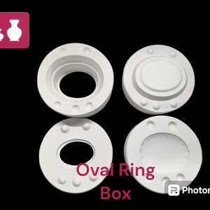 Peut inclure: Quatre moules en céramique blanche pour la fabrication de boîtes à bagues ovales. Les moules sont à différents stades d'achèvement, certains ayant un ovale surélevé au centre et d'autres ayant un anneau surélevé autour de l'ovale.