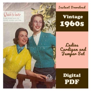 Könnte beinhalten: Ein digitales PDF-Schnittmuster für ein Vintage-Strickset aus den 1960er Jahren bestehend aus Cardigan und Pullover. Das Cover zeigt zwei Personen in einem gelben kurzärmeligen Strickoberteil und einer türkisfarbenen Strickjacke mit Zopfmuster. Text: Quick-to-knits, C-364 6, P&B Wools, Instant Download, Vintage 1960s, Ladies Cardigan and Jumper Set, Digital PDF.