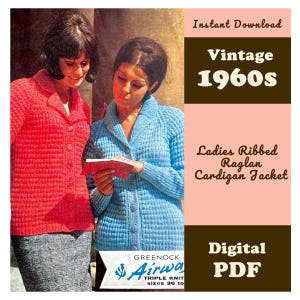 Könnte beinhalten: Ein digitales PDF-Schnittmuster für eine gerippte Raglan-Strickjacke im Vintage-Stil der 1960er Jahre. Das Bild zeigt zwei Personen in den roten und blauen Strickjacken mit Text wie Instant Download, Vintage 1960s und Greenock Airway Triple Knit.
