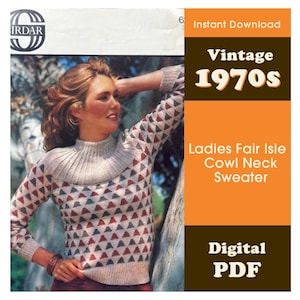 Pode incluir: Um padrão de tricô em PDF digital para uma blusa com um padrão Fair Isle de triângulos em vermelho, cinza escuro e branco. A blusa tem uma gola alta canelada, mangas compridas e punhos canelados. O texto diz Instant Download, Vintage 1970s, Ladies Fair Isle Cowl Neck Sweater, Digital PDF.