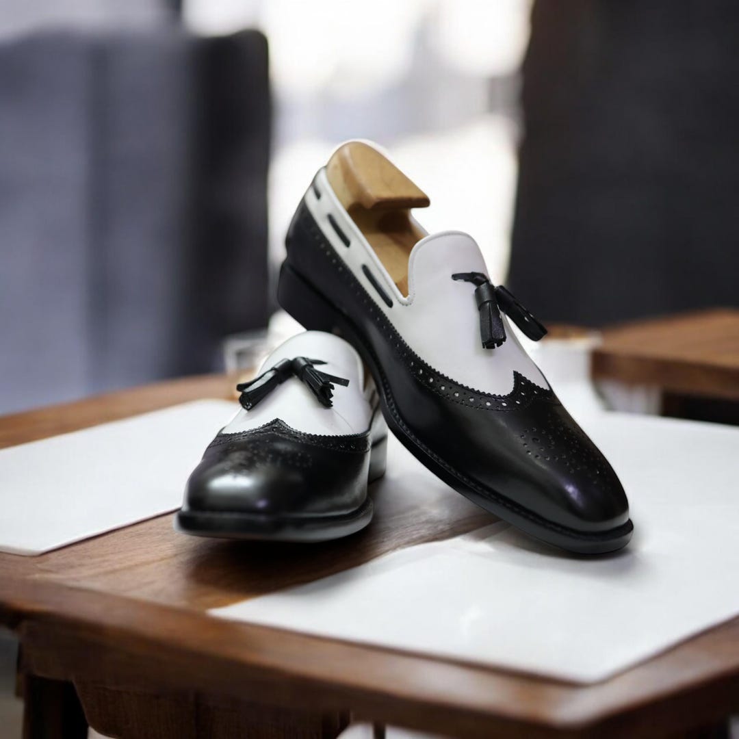 Mocassini con nappe bianche e nere da uomo cuciti a mano Scarpe