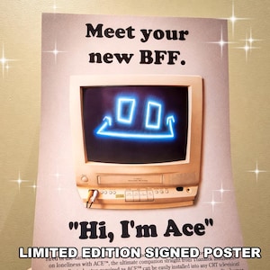 Op de afbeelding: Een gesigneerde poster in beperkte oplage met een vintage CRT-televisie met een gloeiende blauwe afbeelding op het scherm. De poster heeft bovenaan de tekst "Meet your new BFF" en onderaan "Hi, I'm Ace".