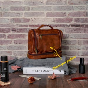 Personalisierte Herren Kulturtasche Benutzerdefinierte PU-Leder Dopp Kit Reiseveranstalter Trauzeugen Geschenk Hängende Kulturtasche für Ihn Weihnachtsgeschenk