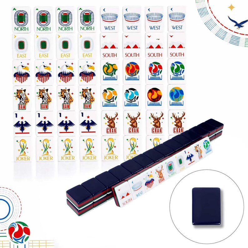 K&ouml;nnte beinhalten: Ein Set rechteckiger Mahjong-Spielsteine mit wei&szlig;en Vorderseiten, die bunte Illustrationen von Stadien, Adlern, Leoparden, Hirschen sowie die W&ouml;rter NORTH, WEST, EAST, SOUTH, BAM, CRAK und JOKER zeigen. Die R&uuml;ckseite ist einfarbig dunkelblau.