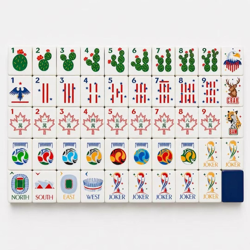 K&ouml;nnte beinhalten: Ein Set aus rechteckigen Mahjong-Spielsteinen, die in einem Raster angeordnet sind. Die Steine zeigen verschiedene bunte Illustrationen wie Kakteen, Adler, Ahornbl&auml;tter, Fu&szlig;b&auml;lle, Stadionansichten und das Wort JOKER sowie Zahlen.