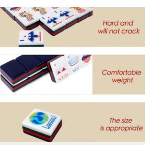 K&ouml;nnte beinhalten: Ein Set rechteckiger Mahjong-Spielsteine mit wei&szlig;en Oberseiten und geschichteten dunkelgr&uuml;nen, roten und schwarzen Unterseiten. Die Steine zeigen verschiedene bunte Illustrationen, darunter V&ouml;gel, Globen und Text. Das Bild enth&auml;lt den Text Hard and will not crack, Comfortable weight und The size is appropriate.