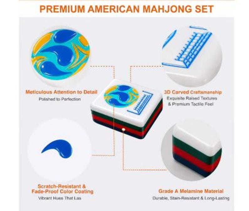 K&ouml;nnte beinhalten: Ein Spielstein f&uuml;r ein Premium American Mahjong Set mit wei&szlig;er Oberseite, blau-gelbem Grafikdesign und blauem Gittermuster. Die Seite des Spielsteins zeigt geschichtete B&auml;nder in Wei&szlig;, Gr&uuml;n, Rot und Blau. Der Text lautet PREMIUM AMERICAN MAHJONG SET.