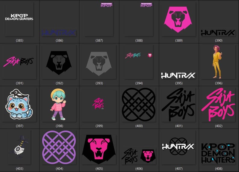 Puede incluir: Una colecci&oacute;n de dise&ntilde;os gr&aacute;ficos con texto e ilustraciones. Los dise&ntilde;os incluyen el texto "KPOP DEMON HUNTERS", "HUNTRAX" y "SIT BOYS", junto con una cabeza de le&oacute;n y personajes de dibujos animados. La paleta de colores incluye rosa, negro y blanco.