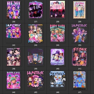Puede incluir: Colecci&oacute;n de impresiones de arte gr&aacute;fico con varios personajes de estilo anime y texto. Los dise&ntilde;os incluyen las palabras "RUMI", "Girl Dinner", "Sajaboys", "Huntrix", "Demonhunters", "Baby Saja", "Derpy" y "KPOP". La paleta de colores es vibrante, con tonos de morado, azul y rosa.