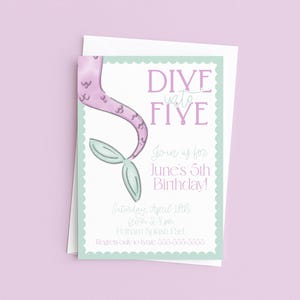 Puede incluir: Invitación de cumpleaños con temática de sirena con el texto "Dive into Five" en morado. La invitación incluye detalles para el quinto cumpleaños de June, con una ilustración de cola de sirena y un borde verde menta.