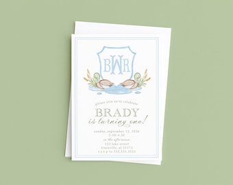 Invito di compleanno a tema anatra selvatica, invito per festa a tema anatra in stile preppy, invito per il primo compleanno di un bambino, monogramma con stemma, modello Corjl modificabile