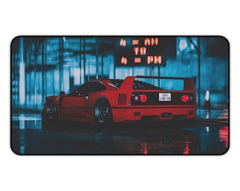 Può includere: Una Ferrari F40 rossa, un'auto sportiva, parcheggiata in una strada cittadina di notte. L'auto ha interni neri e una targa nera con il numero "18-14". L'auto è parcheggiata davanti a un edificio con un cartello al neon che dice "4 = AM a 4 = PM".