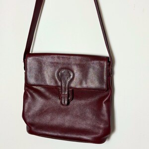 Bolso vintage de piel burdeos y rojo cereza, bandolera, tipo sobre, estilo cartero, clásico, minimalista, básico, retro, años 90.