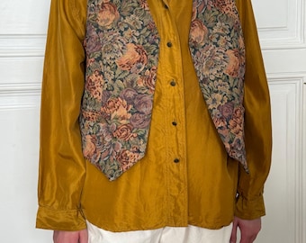 Vintage blommig väst i gobelängmönster, könsneutral, boho-inspirerad