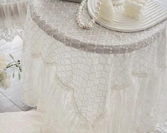 Weiße Spitzen-Rüschen-Tischdecke: Chice Hochzeitstischdekoration