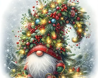 Puede incluir: Ilustración de un gnomo navideño caprichoso. El gnomo lleva un gorro rojo de punto y mitones verdes. Su larga barba blanca contrasta con una nariz rosada. El sombrero está adornado con vegetación, bayas rojas, adornos azules y luces parpadeantes.