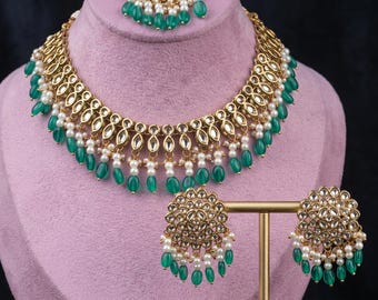 Conjunto de collar gargantilla Kundan con cuentas verdes y pendientes Tikka / Joyería tradicional de perlas en tono dorado