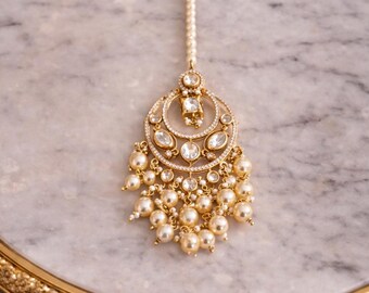 Maang Tikka Kundan de Oro y Marfil con Perlas – Tocado Clásico con Colgantes de Perlas