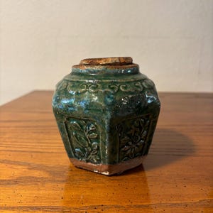 VTG Chinese Shiwan hexagonal green candied ginger jar, Asian Glazed Pottery six-Paneled Vessel with Floral Motif, 4"