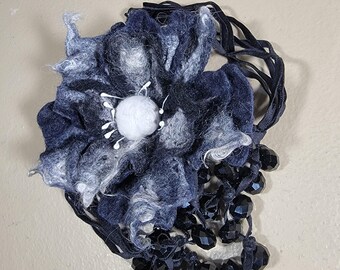 Set van twee merinowollen broches handgevilte wollen bloemen, boho, draagbare kunst, mix van zwart met wit en rood