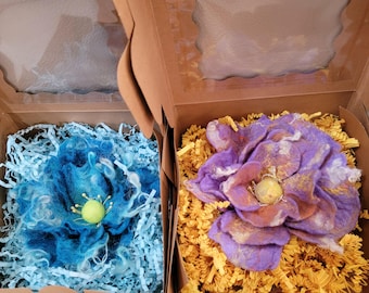 Conjunto de dos broches de flores de fieltro de lana, pieza rara.