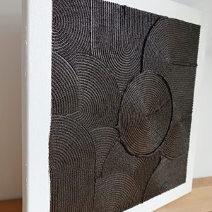Può includere: Un dipinto astratto in bianco e nero su tela con una superficie testurizzata. Il dipinto presenta un motivo di cerchi concentrici.