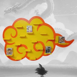 Peut inclure: Une étagère murale en forme de nuage stylisé jaune et orange, dotée de plusieurs petites plateformes horizontales pour exposer des figurines. Le design du nuage présente des motifs orange en spirale sur un fond jaune vif.
