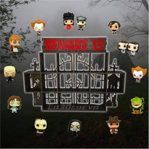 Puede incluir: Una estantería de madera negra con un letrero de "Beware 13" y un diseño de puerta de metal negro. La estantería tiene 12 compartimentos para exhibir pequeñas figuras. La estantería está rodeada de varias figuras de temática de terror, incluyendo personajes de las películas "It", "El Exorcista", "La Criatura de la Laguna Negra" y "La Monja".