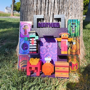 Puede incluir: Un set de juguetes de Minecraft con personajes del Nether, incluyendo un zombie pigman, un ghast y un piglin. El set incluye una variedad de accesorios, como un cofre, un horno y una mesa de elaboración. El set está hecho de plástico y es adecuado para niños de 6 años en adelante.