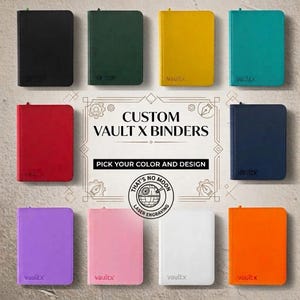 Puede incluir: Una colección de diez carpetas rectangulares Vault X en negro, verde oscuro, amarillo, turquesa, rojo, azul marino, morado, rosa, blanco y naranja. El centro muestra el texto CUSTOM VAULT X BINDERS, PICK YOUR COLOR AND DESIGN y THAT'S NO MOON LASER ENGRAVING.