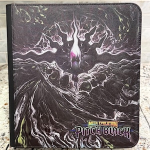 Può includere: Un raccoglitore rettangolare nero caratterizzato da un design grafico scuro e astratto con motivi bianchi e viola vorticosi. La copertina riporta la scritta Mega Evolution Pitch Black in un carattere stilizzato con un bordo sfumato arcobaleno.