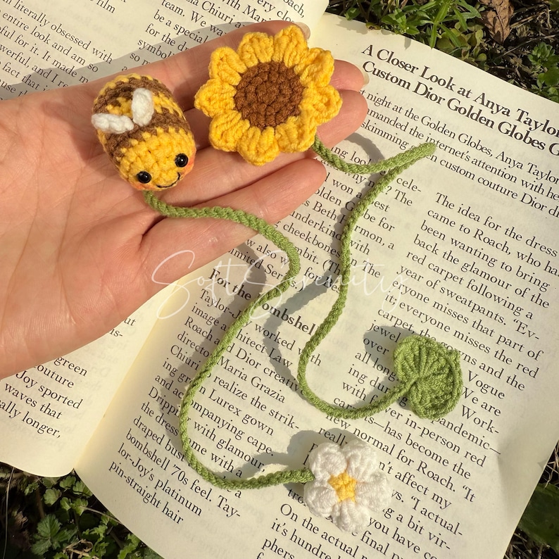 Puede incluir: Juego de marcap&aacute;ginas de abeja y girasol de ganchillo. La abeja es amarilla y marr&oacute;n con alas blancas, y el girasol es amarillo y marr&oacute;n. El tallo del marcap&aacute;ginas es verde con una margarita blanca y una hoja verde.