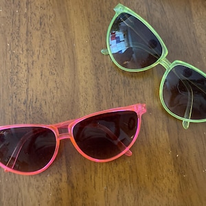 Lunettes de soleil œil de chat néon vintage Deadstock des années 1980 - New Wave Pop Art rose fluo jaune néon NOS années 80 Punk