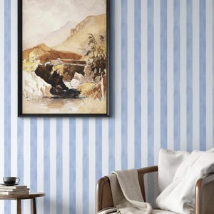 Carta da parati per la casa con motivo a strisce scandinave in blu, linee verticali sul muro, soggiorno. Materiali tradizionali o carta stacca e incolla.