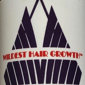 Op de afbeelding: Een witte plastic fles met een paars en wit logo met de tekst "WILDEST HAIR GROWTH™ TOUCH & GROW" en "YOUR OWN HUMAN HAIR™ Wild Growth® Boosted Reserve™ Few Drops Earn Many Admirers (2 Fl oz/59 ml)"