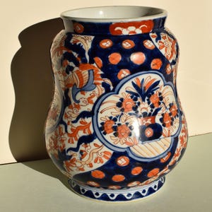 Large tubby vintage Japanese imari vase