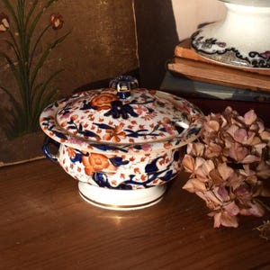 Pretty imari floral lidded sauce tureen