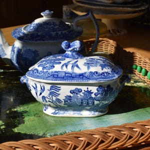 Salsera antigua con diseño de sauce, loza decorada con transferencia azul.