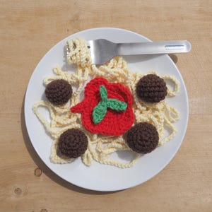 Conjunto de jantar de espaguete e almôndegas de crochê - Comida de amigurumi - Conjunto de cozinha infantil - Brinquedos de cozinha - Brinquedos pré-escolares - Almôndegas
