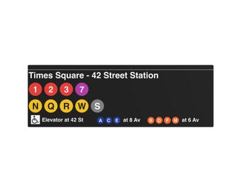 Replica artistica in metallo del cartello della stazione Times Square della metropolitana di New York 2025 (Helvetica)