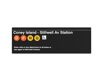 Insegna replica in metallo della metropolitana di New York a Coney Island, 2025 (Helvetica).