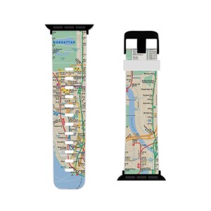 Könnte beinhalten: Zwei Uhrenarmbänder mit einer Karte von Manhattan. Die Bänder sind weiß mit einem farbenfrohen Kartendesign mit Straßen, U-Bahn-Linien und dem Wort "Manhattan". Die Bänder haben schwarze Hardware.