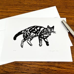 Carte linogravure | Impression originale de chat en linogravure faite à la main. Chat tigré au soleil. Une seule carte A5 avec enveloppe, vierge à l'intérieur.