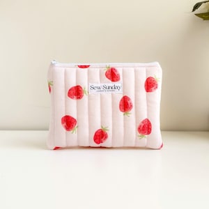 Gesteppte große Erdbeer-Reisetasche, unverzichtbares stilvolles Kosmetik-Organizer-Geschenk für Mama und ihre Frauen, kompakte mädchenhafte flache Alltagstasche mit Reißverschluss