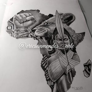 Peut inclure: Dessin au crayon détaillé représentant le continent africain. L'œuvre comprend une tête de lion, un poing serré avec des bracelets et une figure tenant une lance. Le nom de l'artiste et l'année 2023 sont également inclus.